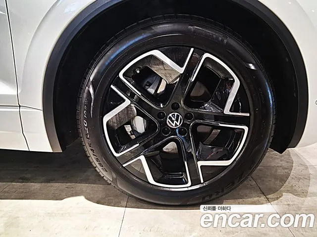 Volkswagen Touareg — Фото автомобиля 3
