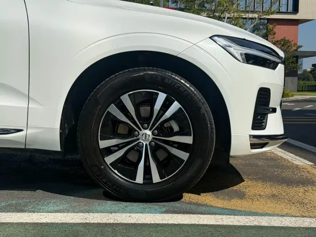 Volvo XC60 — Фото автомобиля 8