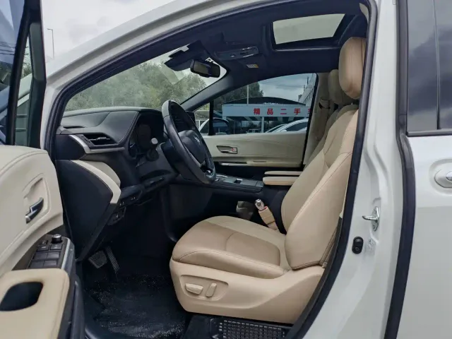Toyota Sienna — Фото автомобиля 4