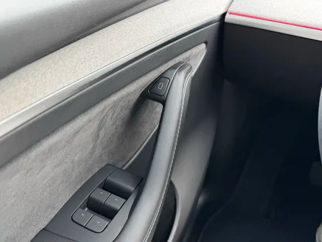 Tesla Model Y — Фото автомобиля 16