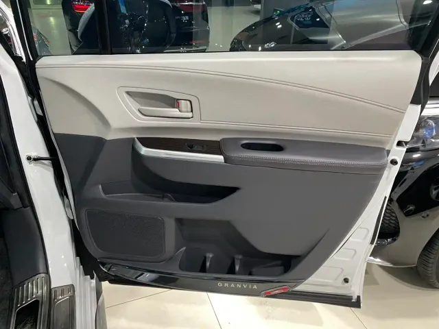 Toyota Granvia 2023 2.5L Hybrid Comfort Edition — Фото автомобиля 12