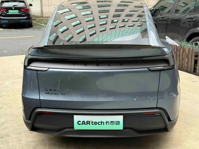 Tesla Model Y L — Фото автомобиля 4