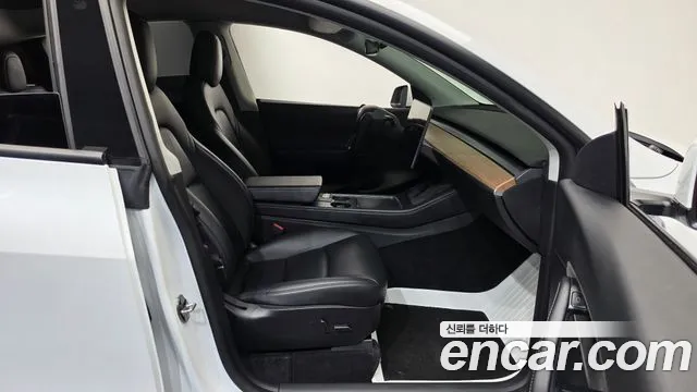 Tesla Model Y — Фото автомобиля 26