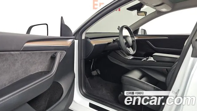 Tesla Model Y — Фото автомобиля 14