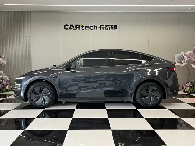 Tesla Model Y — Фото автомобиля 8