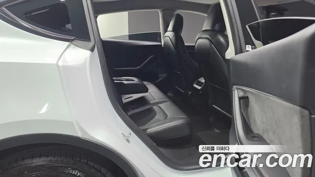 Tesla Model Y — Фото автомобиля 18