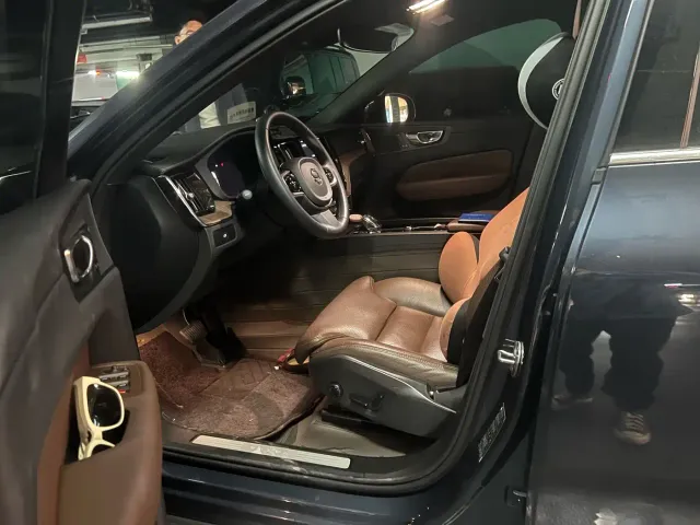 Volvo XC60 — Фото автомобиля 4