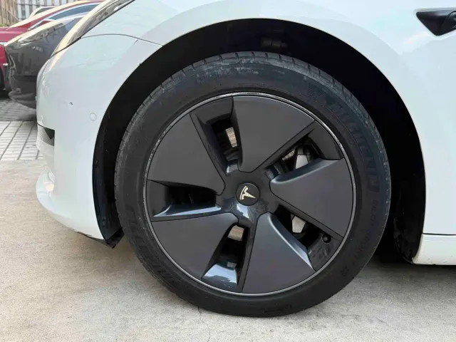 Tesla Model 3 — Фото автомобиля 15