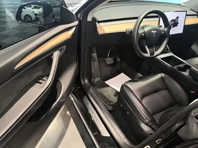 Tesla Model Y — Фото автомобиля 15