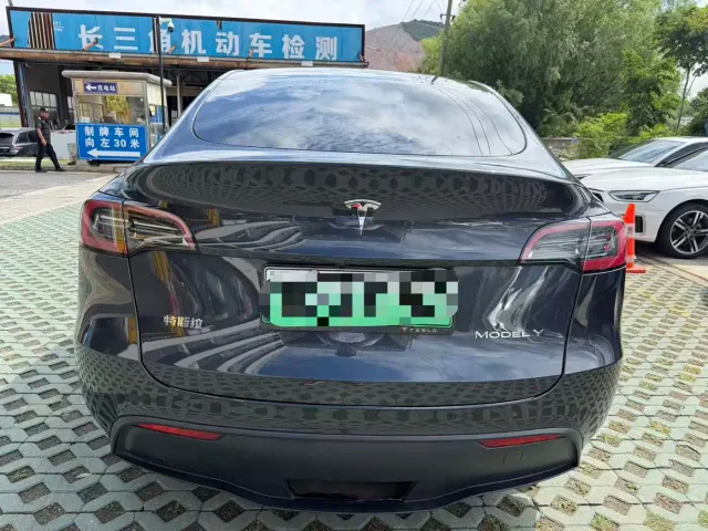Tesla Model Y — Фото автомобиля 4