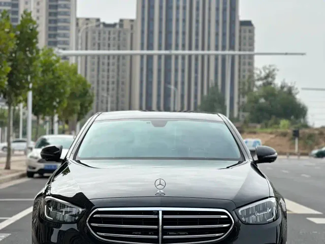 Mercedes-Benz E-Class — Фото автомобиля 3