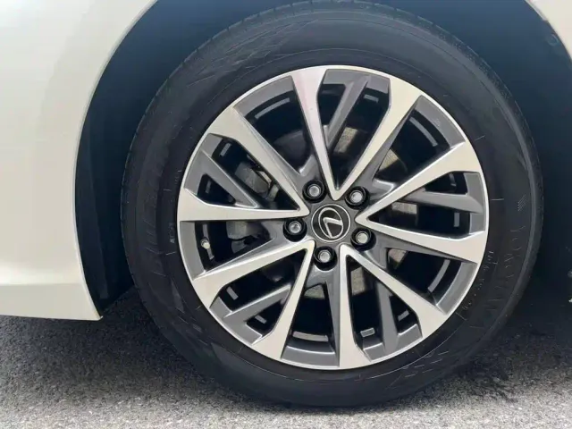 Lexus ES — Фото автомобиля 8