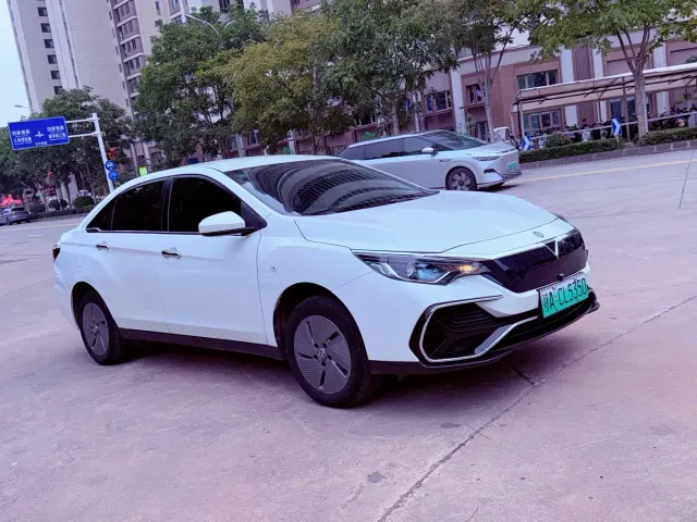 Venucia D60 EV — Фото автомобиля 3