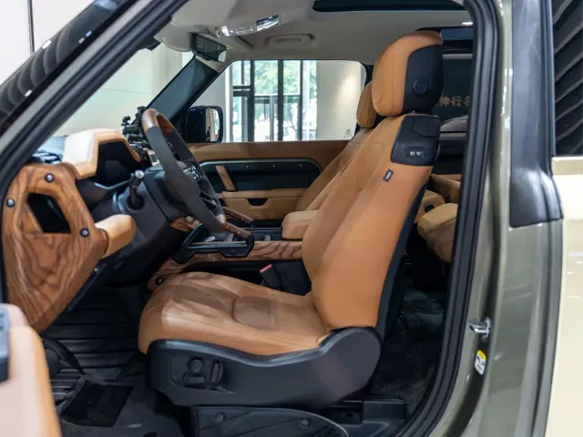 Land Rover Defender — Фото автомобиля 16