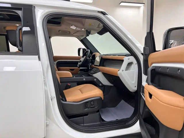 Land Rover Defender — Фото автомобиля 23