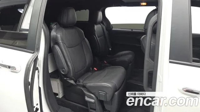 Toyota Sienna — Фото автомобиля 10