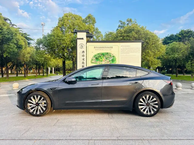 Tesla Model 3 — Фото автомобиля 4