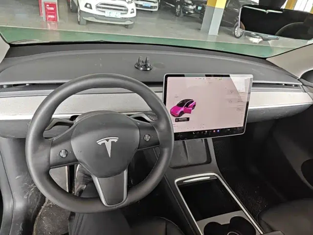 Tesla Model Y — Фото автомобиля 9