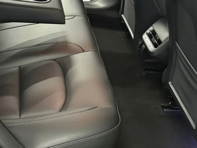 Tesla Model 3 — Фото автомобиля 10