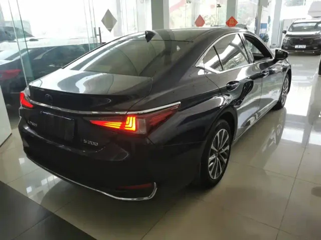 Lexus ES — Фото автомобиля 6