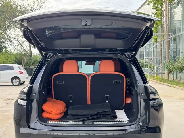 Li Auto L8 — Фото автомобиля 16