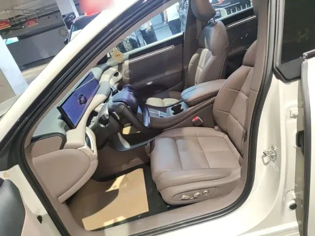 IM Motors L6 — Фото автомобиля 10