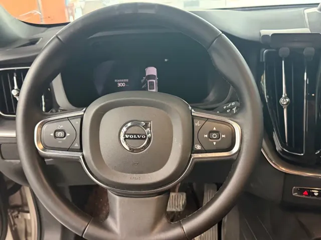 Volvo XC60 — Фото автомобиля 8
