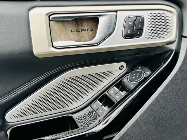 Ford Explorer — Фото автомобиля 8