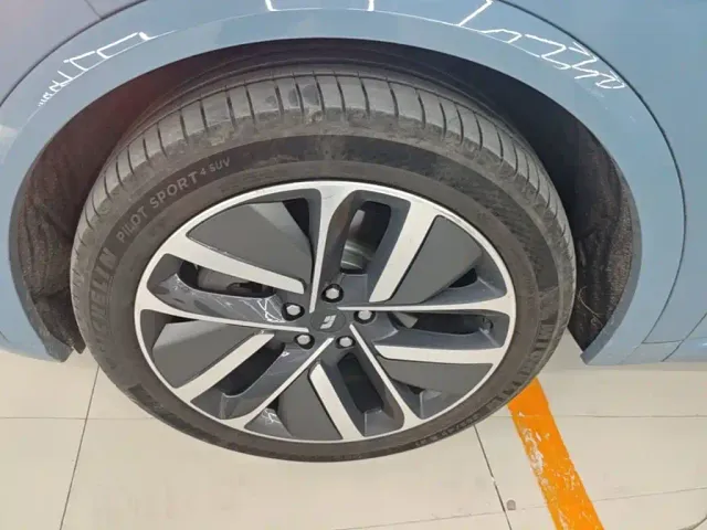 Li Auto L8 — Фото автомобиля 22