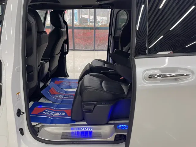 Toyota Sienna — Фото автомобиля 13