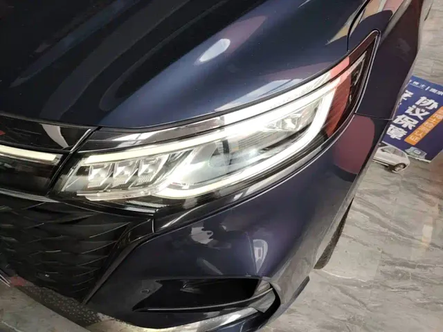 Roewe iMAX8 — Фото автомобиля 23