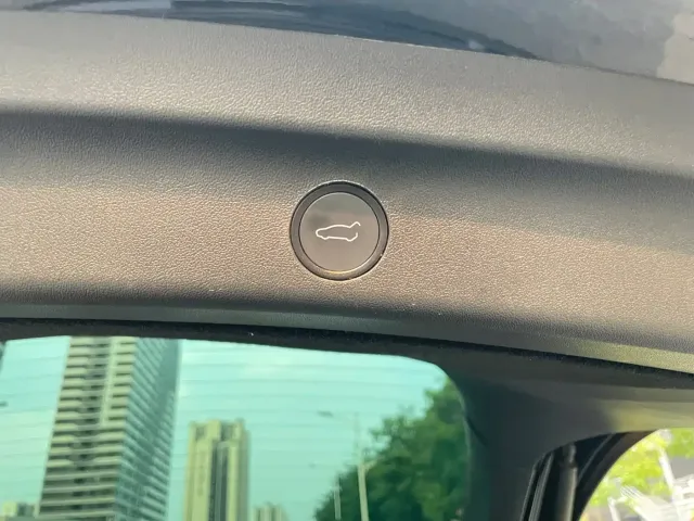 Tesla Model Y — Фото автомобиля 19
