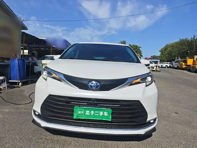 Toyota Sienna — Фото автомобиля 2