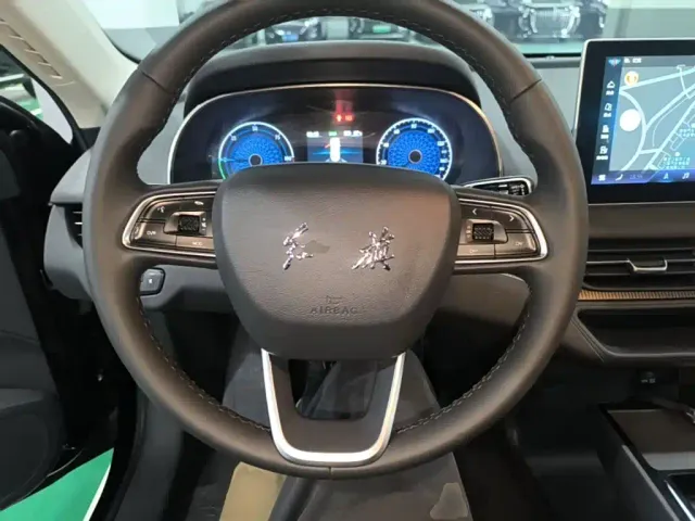 Hongqi E-QM5 — Фото автомобиля 10