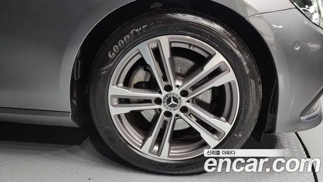 Mercedes-Benz E-Class — Фото автомобиля 5