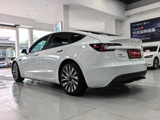 Tesla Model 3 — Фото автомобиля 16
