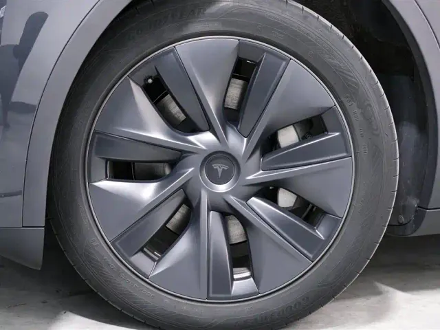 Tesla Model Y — Фото автомобиля 19