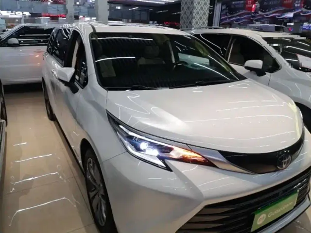 Toyota Sienna — Фото автомобиля 3