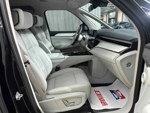 Volvo EM90 — Фото автомобиля 23