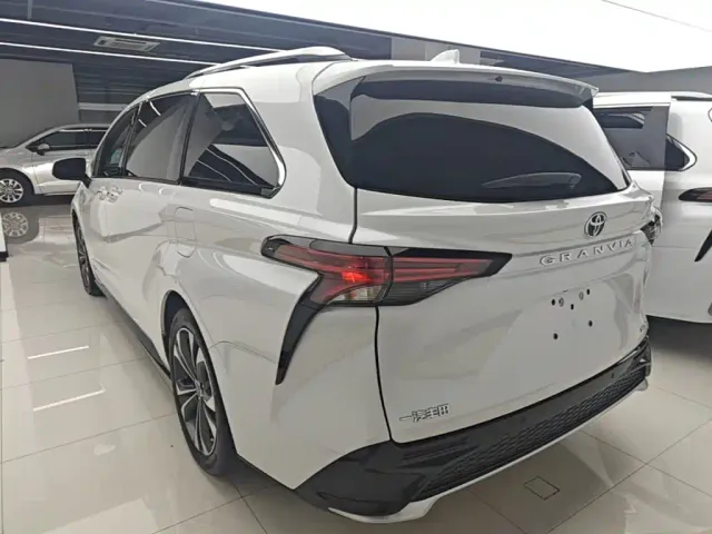 Toyota Granvia 2022 2.5L Hybrid Premium Edition — Фото автомобиля 4