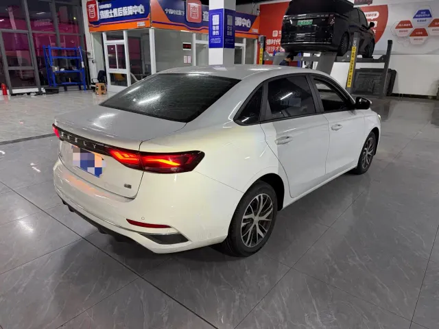 Geely Emgrand — Фото автомобиля 13