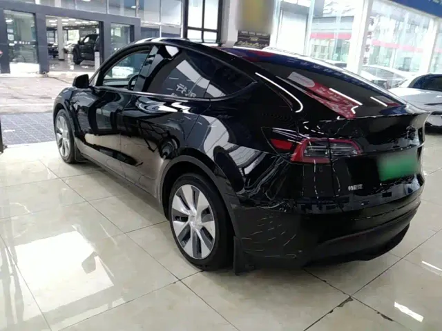 Tesla Model Y — Фото автомобиля 4