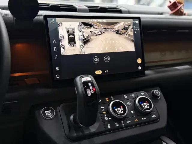 Land Rover Defender — Фото автомобиля 14