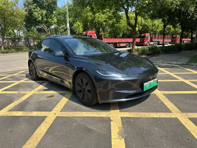 Tesla Model 3 — Фото автомобиля 3