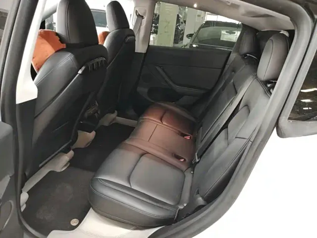 Tesla Model Y — Фото автомобиля 16