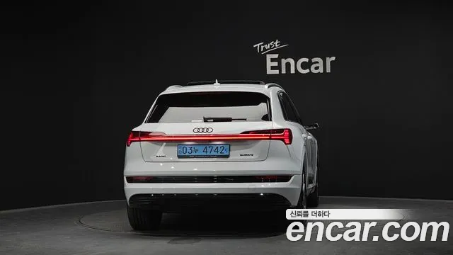 Audi e-tron — Фото автомобиля 4