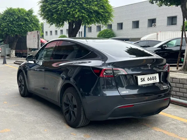 Tesla Model Y — Фото автомобиля 5