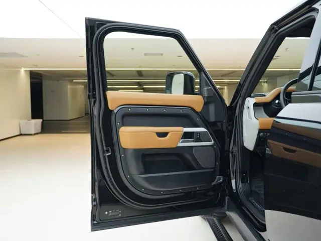 Land Rover Defender — Фото автомобиля 15
