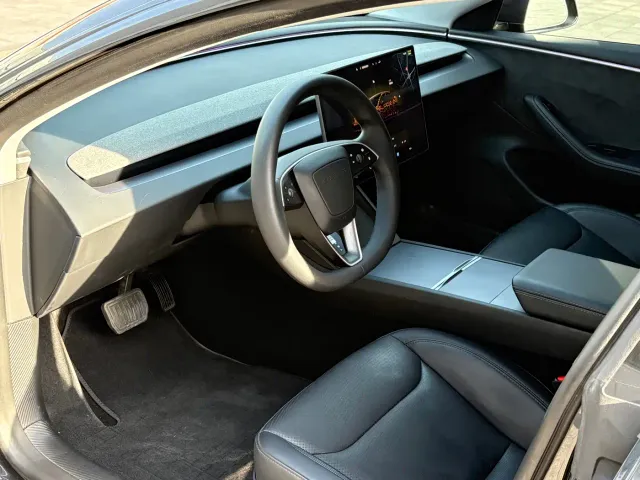 Tesla Model 3 — Фото автомобиля 4