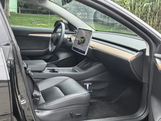 Tesla Model 3 — Фото автомобиля 10